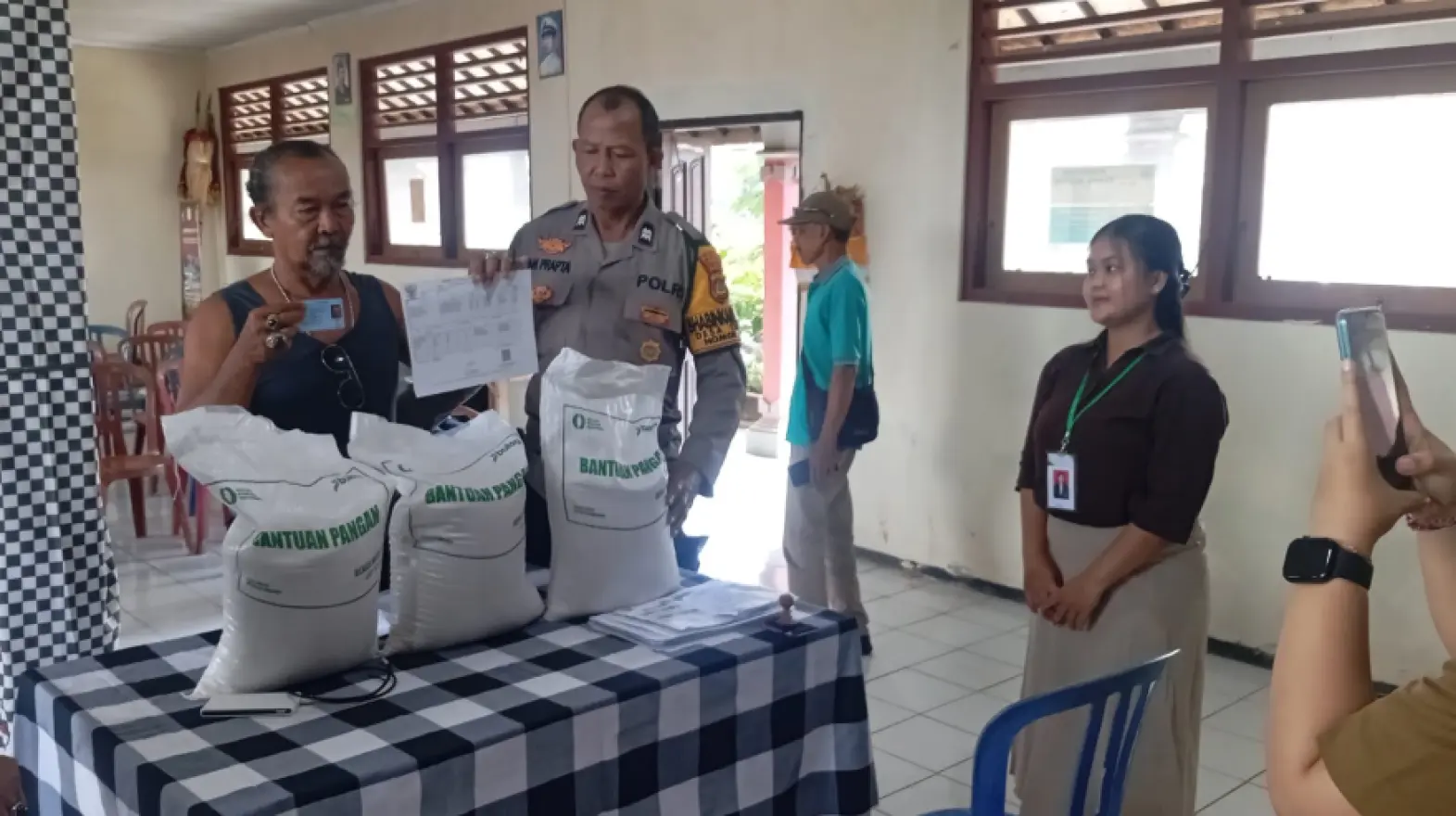 Pemerintah Desa Timpag Salurkan Bantuan Pangan Beras Bulog untuk Masyarakat Desil 1-5